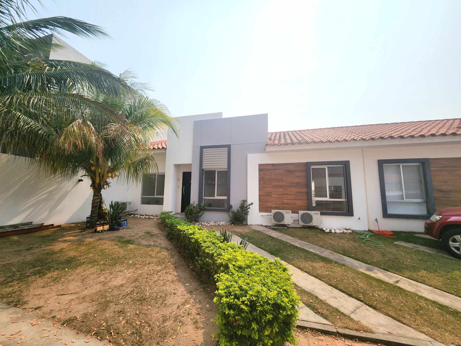 Casa en Entre 6to y 7mo anillo Oeste en Santa Cruz de la Sierra 3 dormitorios 2 baños 2 parqueos Foto 1