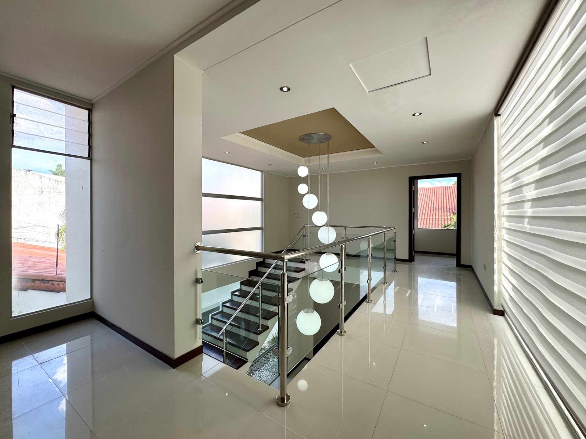 Casa en Entre 3er y 4to anillo Oeste en Santa Cruz de la Sierra 4 dormitorios 6 baños 4 parqueos Foto 7