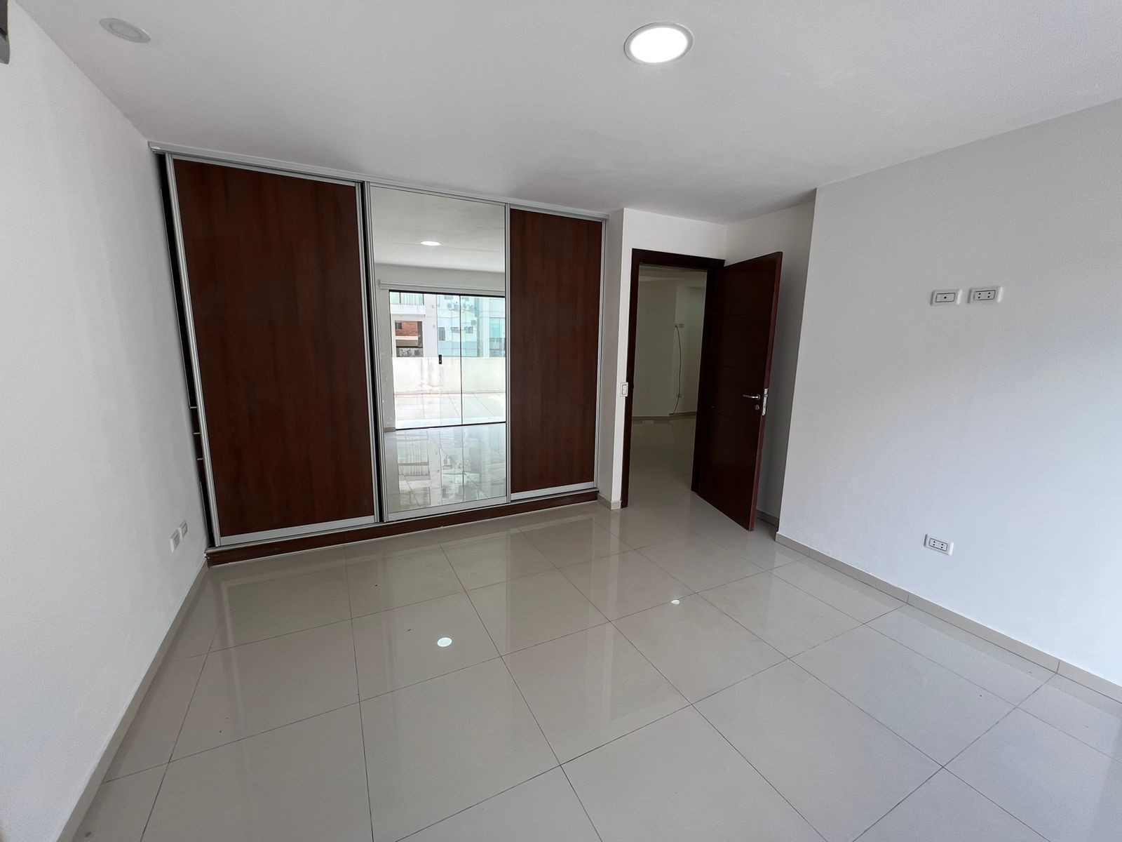 Departamento Zona central Calle tarija esquina Irla zona parque Urbano Foto 14