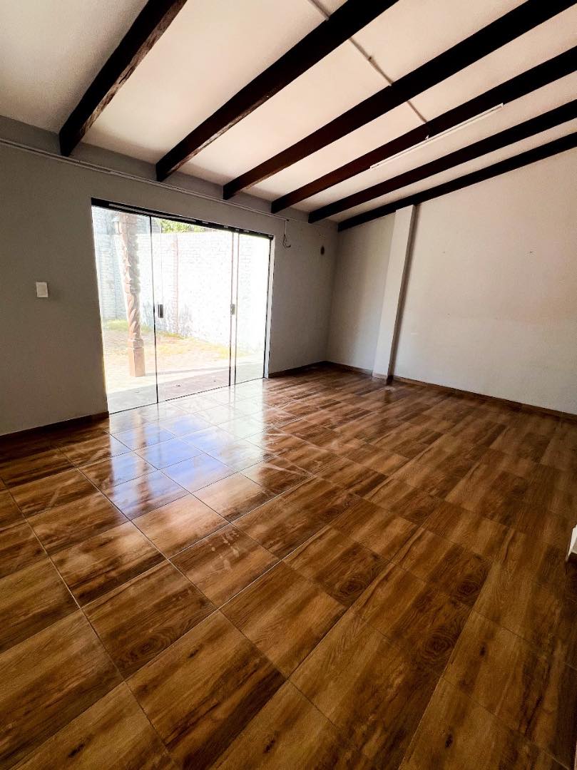 Local comercial en Villa 1ero de Mayo en Santa Cruz de la Sierra  3 baños  Foto 3