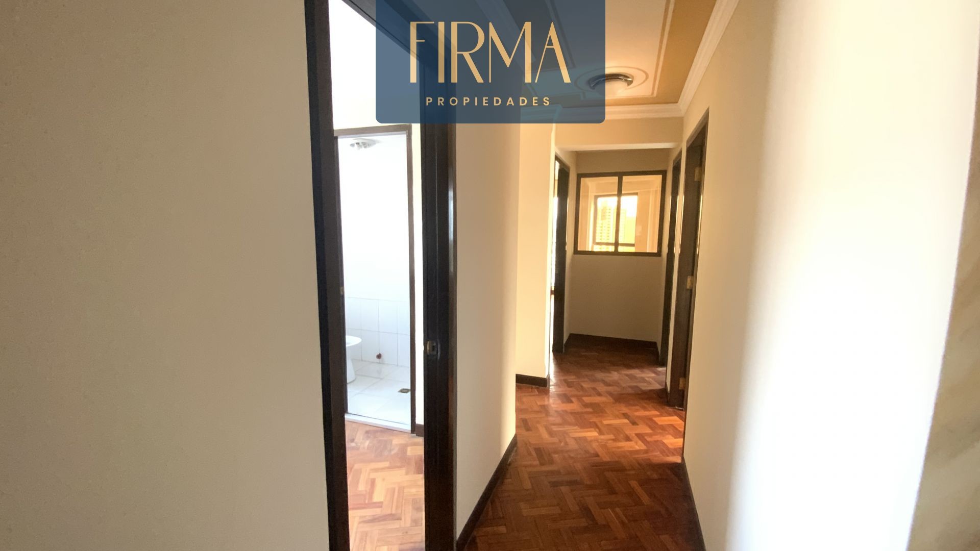 Departamento en VentaCOMPRA ESTE AMPLIO Y CÉNTRICO DEPARTAMENTO EN MIRAFLORES 5 dormitorios 4 baños 1 parqueos Foto 13