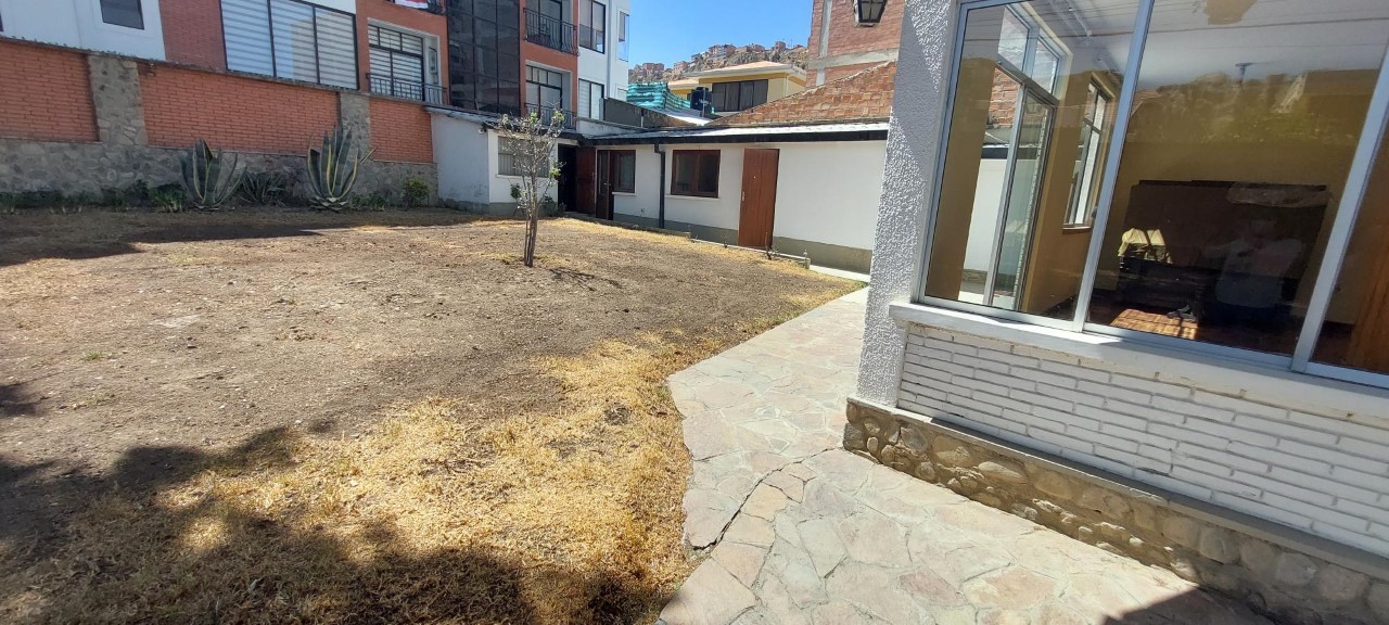 Casa en VentaIRPAVI BAJO EN VENTA CASA EN PLENA ESQUINA  Foto 11