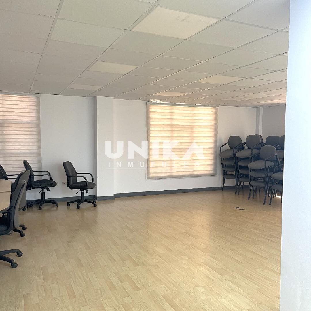 Oficina en AlquilerAMPLIA OFICINA SOLEADA EN LA MEJOR UBICACIÓN , ASCENSOR PRIVADO 4 AMBIENTES , SALA DE REUNIÓN. Foto 23