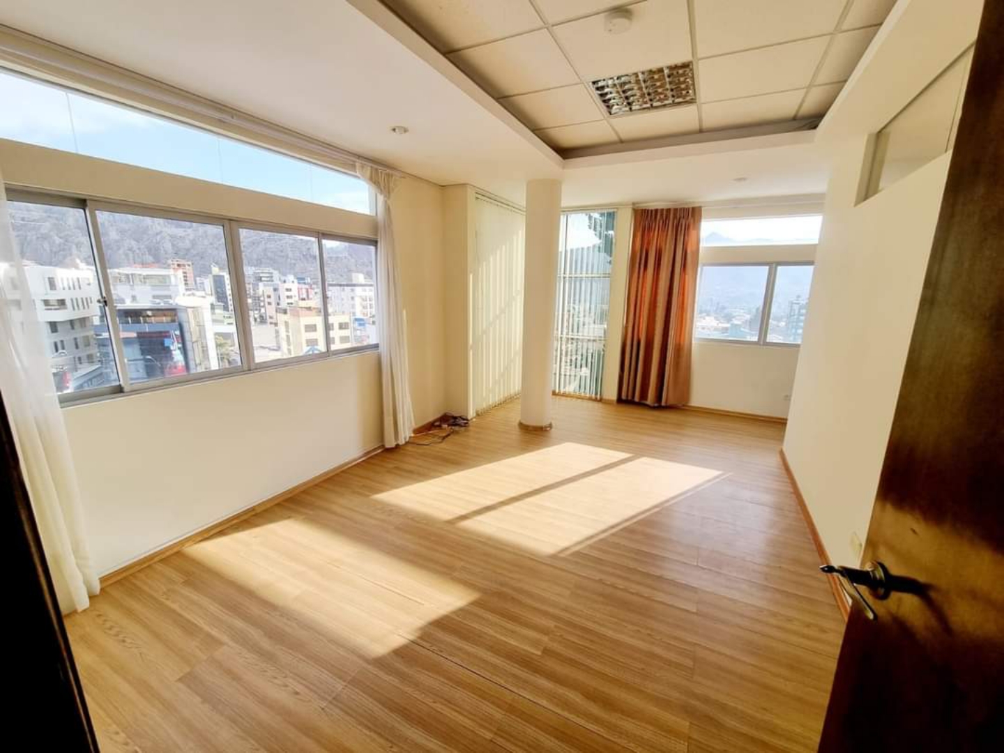 Oficina en Achumani en La Paz 1 dormitorios 2 baños  Foto 5