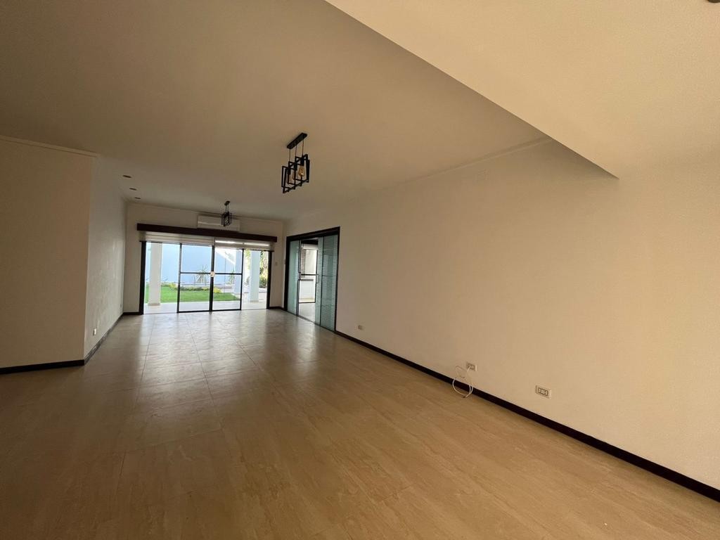 Casa en Entre 5to y 6to anillo Norte en Santa Cruz de la Sierra 4 dormitorios 4 baños 2 parqueos Foto 2