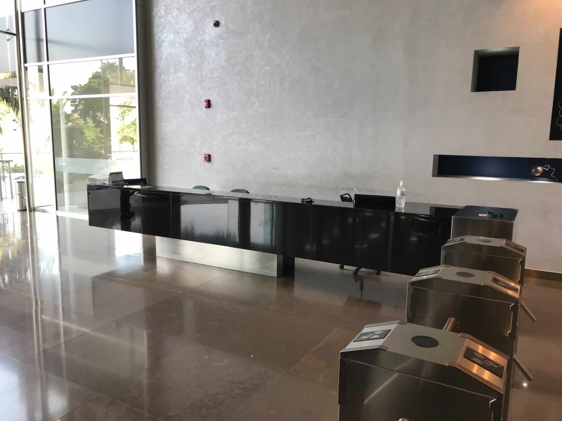 Oficina en AlquilerUrubó Business Center piso 5, en la entrada del Urubó, lado del hotel Radisson. Foto 6