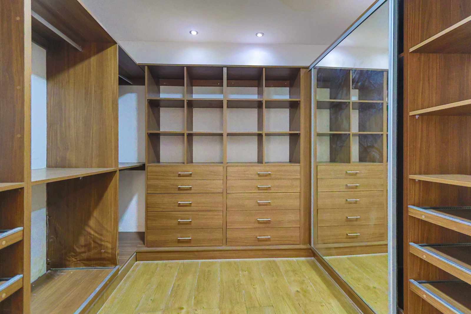 Casa en AlquilerZona Norte, 6to Anillo condominio Ciudad Jardin  4 dormitorios 4 baños 3 parqueos Foto 4