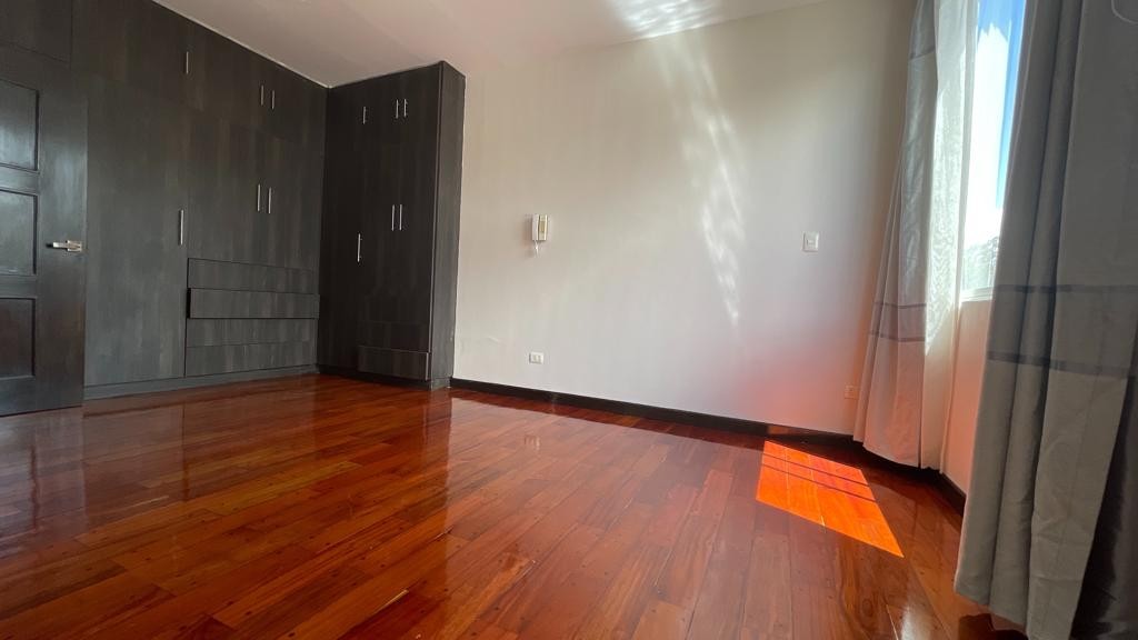 Departamento en AlquilerPENTHOUSE CON TERRAZA PRIVADA EN ALQUILER EN ACHUMANI 4 dormitorios 6 baños 2 parqueos Foto 11