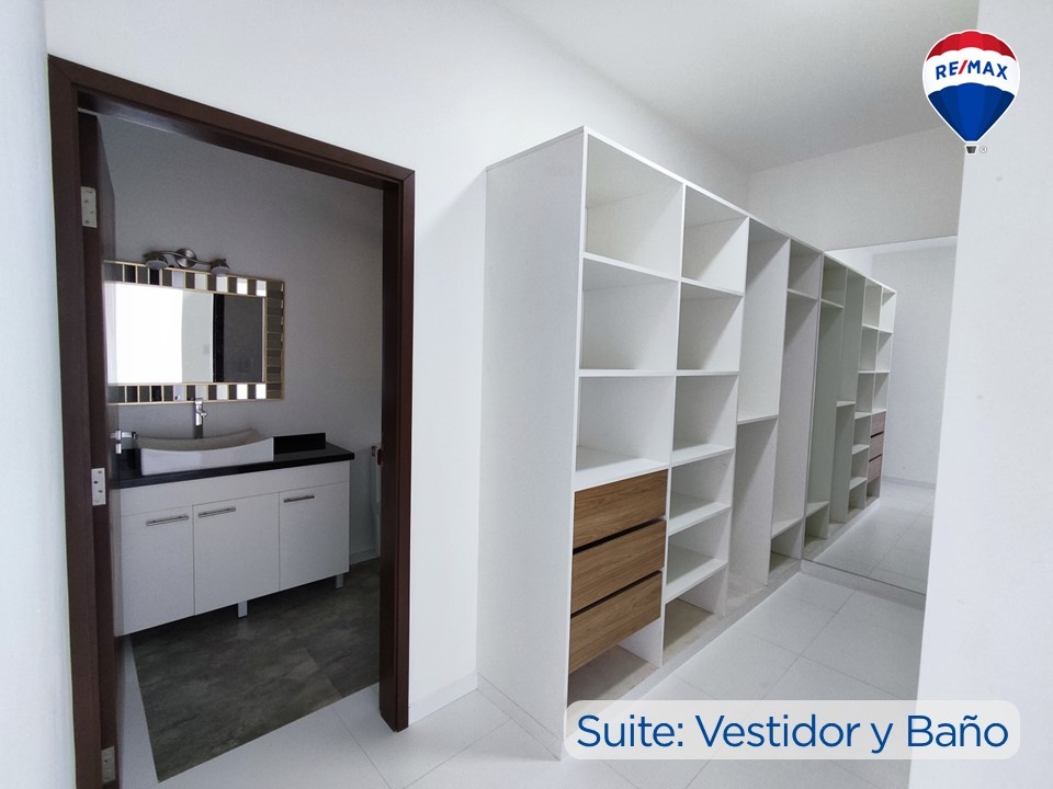 Casa en VentaZona Norte, 7mo Anillo. 4 dormitorios 3 baños 2 parqueos Foto 16