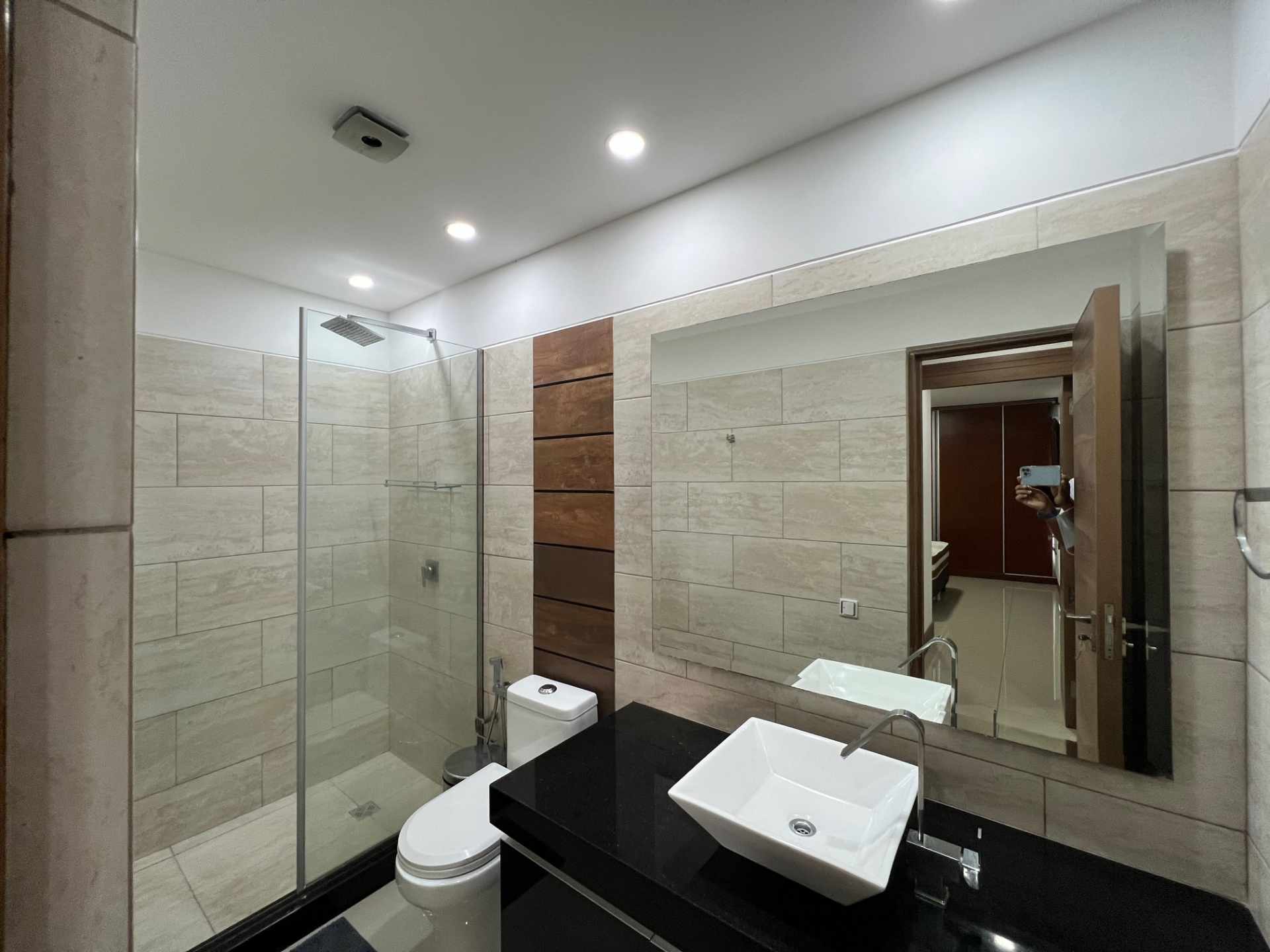 Departamento en AlquilerCondominio La Boutique, Equipetrol, 2do. y 3er. Anillo, cerca de todo.  2 dormitorios 2 baños 1 parqueos Foto 4