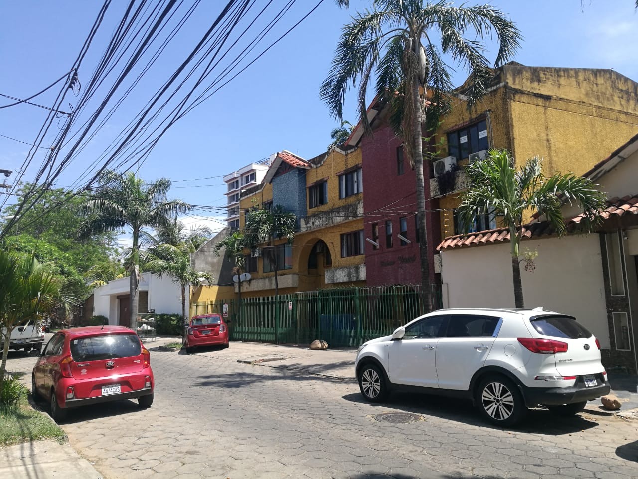 Casa Calle Manuripi entre 1er. y 2do. anillo Condominio 