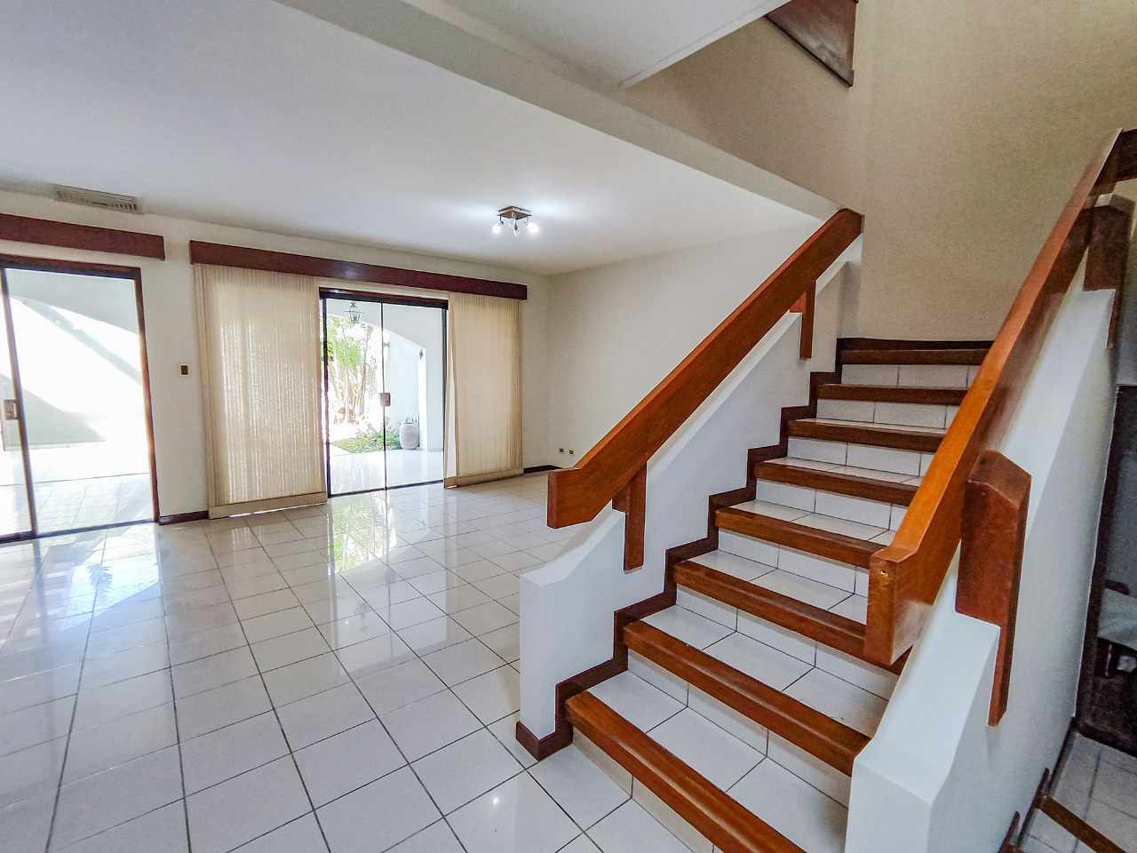 Casa en AlquilerCond. La Hacienda I, 5to. Anillo entre Av. Banzer y Av. Beni 4 dormitorios 3 baños 1 parqueos Foto 2