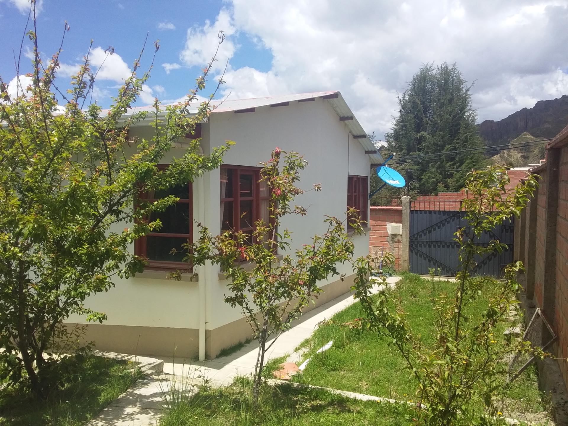 Casa en Achumani en La Paz 3 dormitorios 2 baños 2 parqueos Foto 1