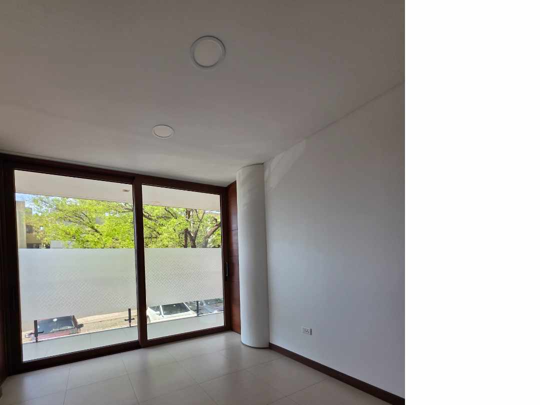Departamento en AlquilerZona Norte 
6to. Anillo ( Av.Banzer y Beni)
Condominio Torres de  la Sierra 3 dormitorios 4 baños 1 parqueos Foto 17