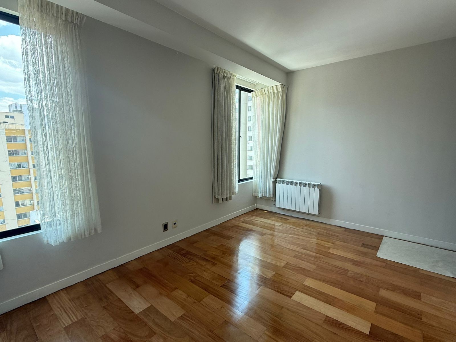 Departamento en VentaCalle Fernando Guachalla, entre 20 de octubre y 6 de agosto 3 dormitorios 2 baños 1 parqueos Foto 4