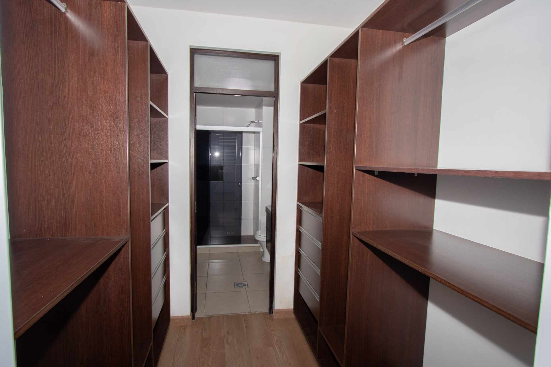 Departamento en VentaEdificio Versalles, Calle Miguel Aguirre - Zona Queru Queru 3 dormitorios 2 baños 2 parqueos Foto 7