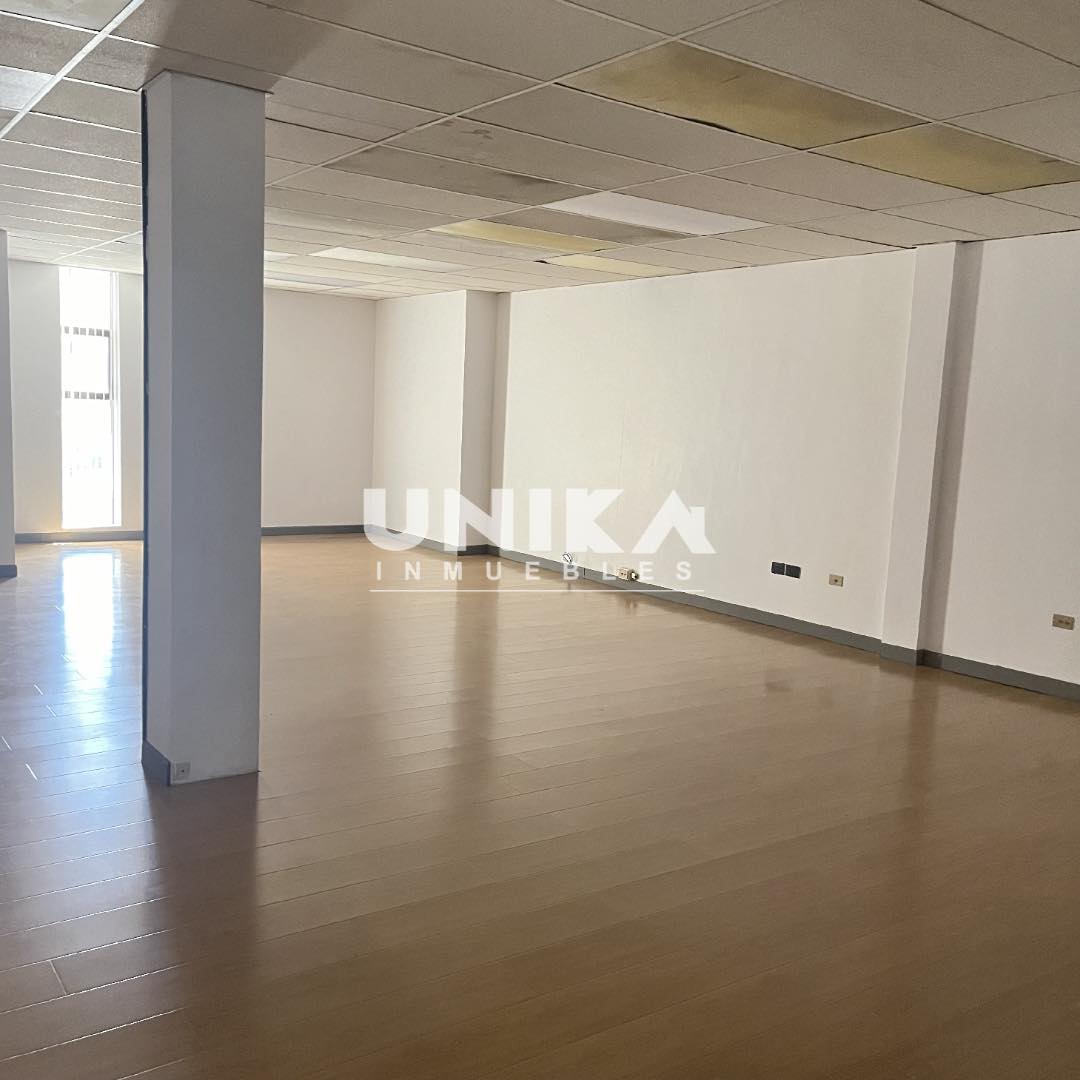 Oficina en AlquilerAMPLIA OFICINA SOLEADA EN LA MEJOR UBICACIÓN , ASCENSOR PRIVADO 4 AMBIENTES , SALA DE REUNIÓN. Foto 10