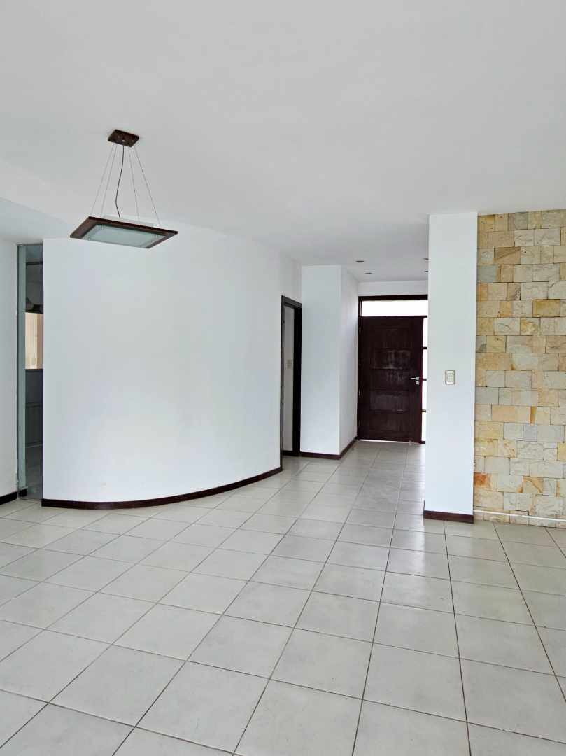 Casa en Entre 5to y 6to anillo Norte en Santa Cruz de la Sierra 3 dormitorios 3 baños 2 parqueos Foto 33