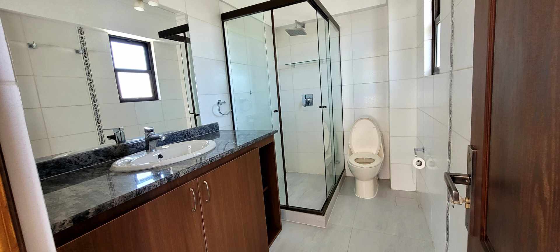 Casa en Alquiler
Hermosa y moderna casa en  alquiler en Achumani 3 dormitorios 4 baños 3 parqueos Foto 13