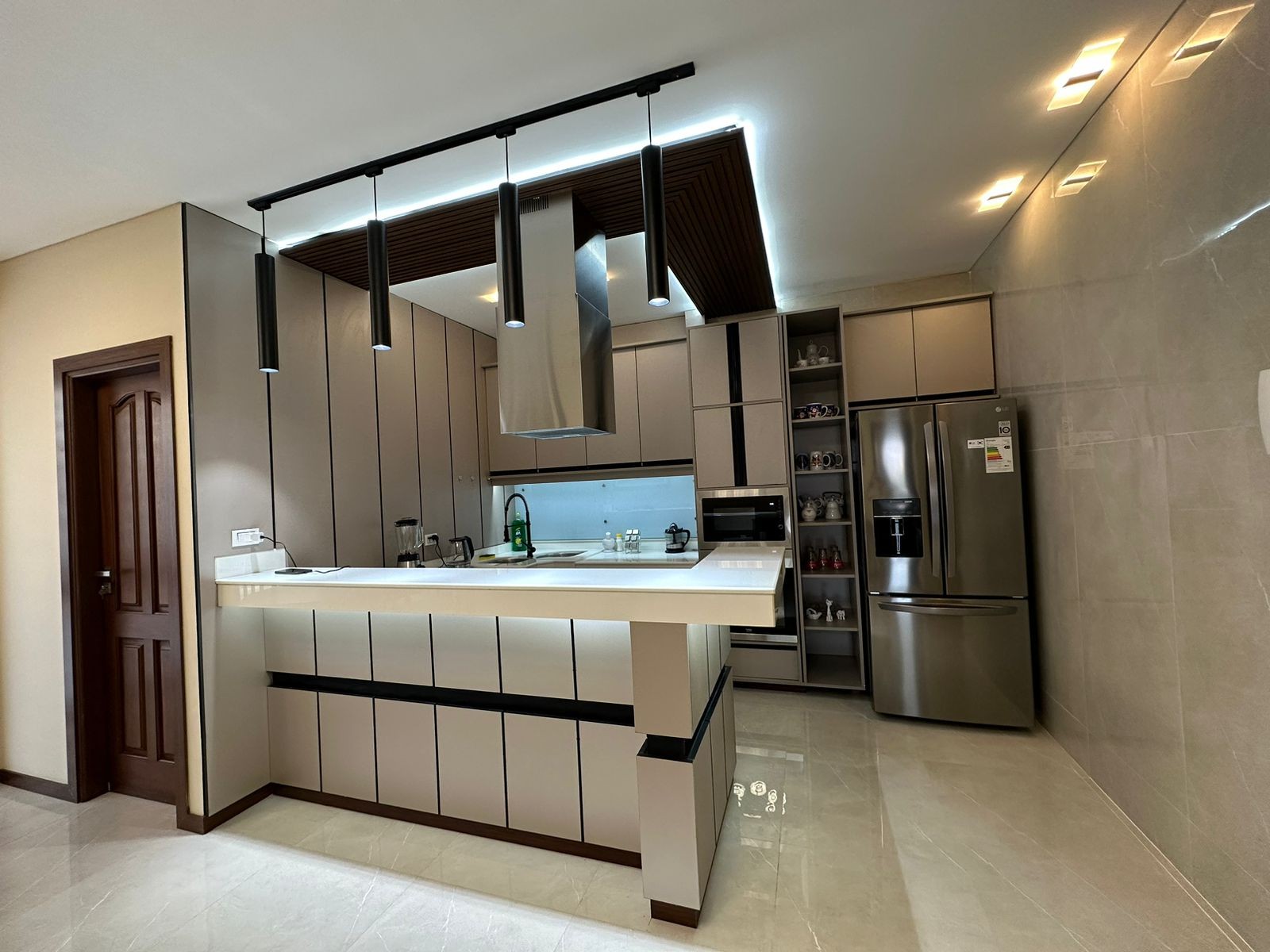 Departamento en VentaEQUIPETROL !!!
EDIFICIO ARANJUEZ 
DEPARTAMENTO DE LUJO EN VENTA !! 3 dormitorios 4 baños 2 parqueos Foto 7