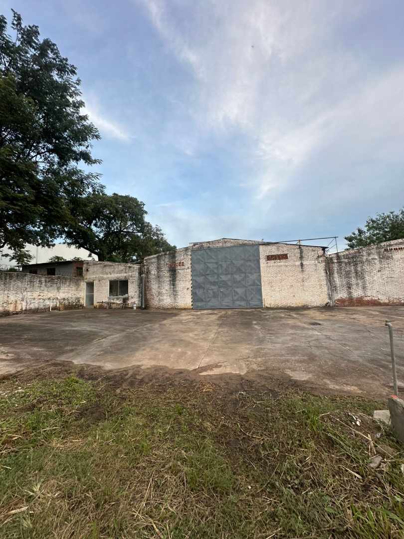 Galpón en AlquilerZONA NORTE KM 8 
GALPON EN ALQUILER CON OFICINA 
PARQUEO 
EXELENTE UBICACION A MEIDA CUADRA DE LA AV,BANZER  Foto 5