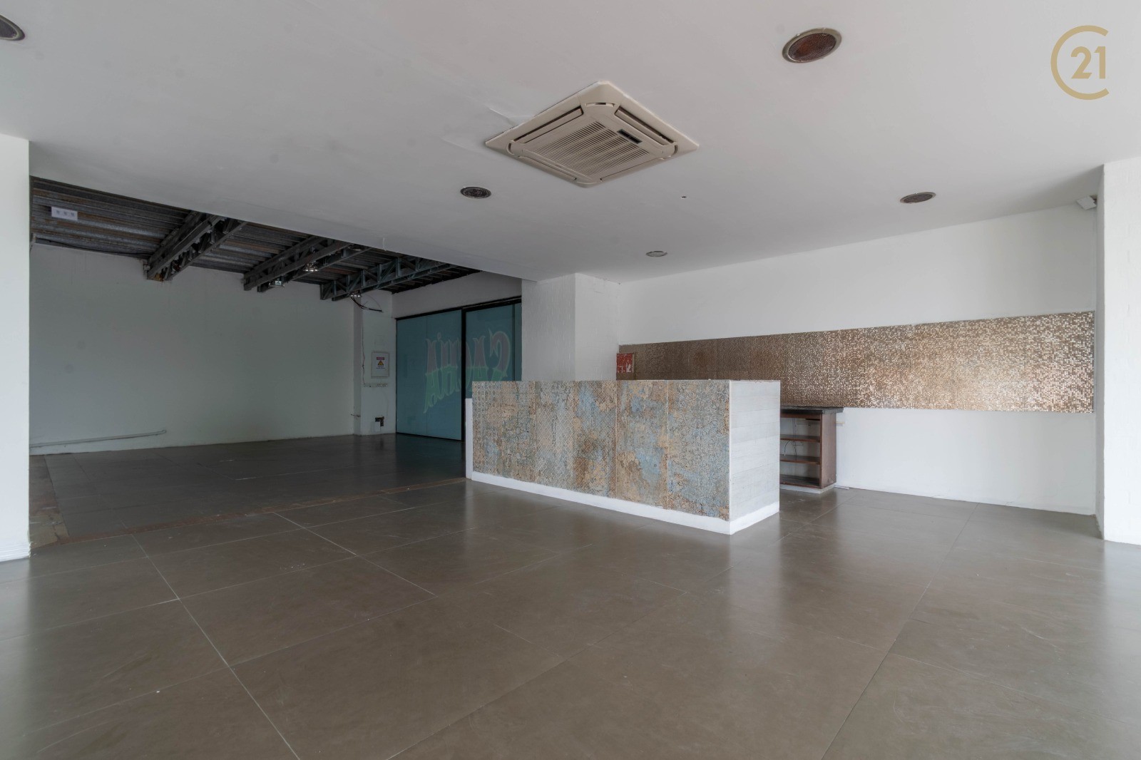 Local comercial en Urubó en Santa Cruz de la Sierra  3 baños  Foto 7