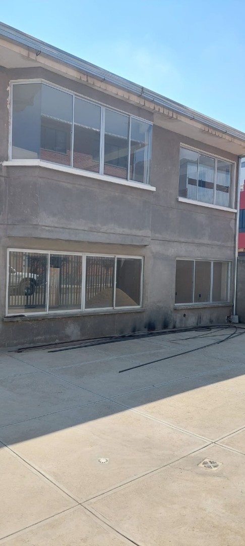 Edificio en VentaUrbanización CORDES final Costanera Calle 2 N°11 (Zona Alto Calacoto) 11 dormitorios 10 baños 2 parqueos Foto 5