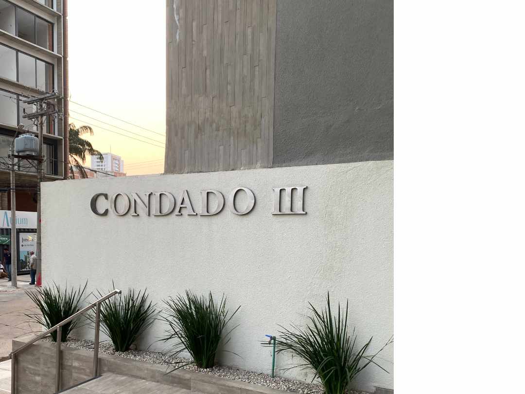 Departamento en AlquilerCondominio Condado III, Equipetrol, calle Enrique Finot zona colegio Aleman 3 dormitorios 4 baños 2 parqueos Foto 1