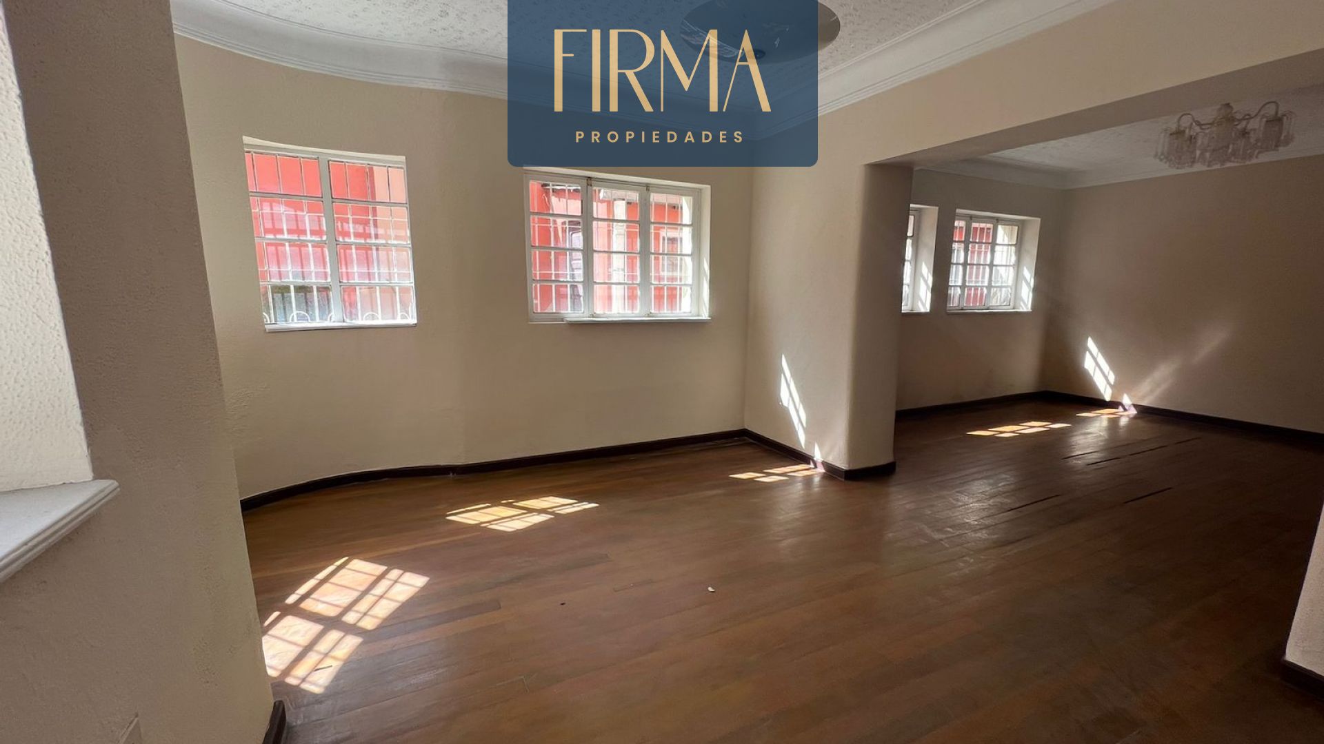 Casa en VentaCOMPRA ESTA CASA EN MIRAFLORES 8 dormitorios 5 baños 2 parqueos Foto 1