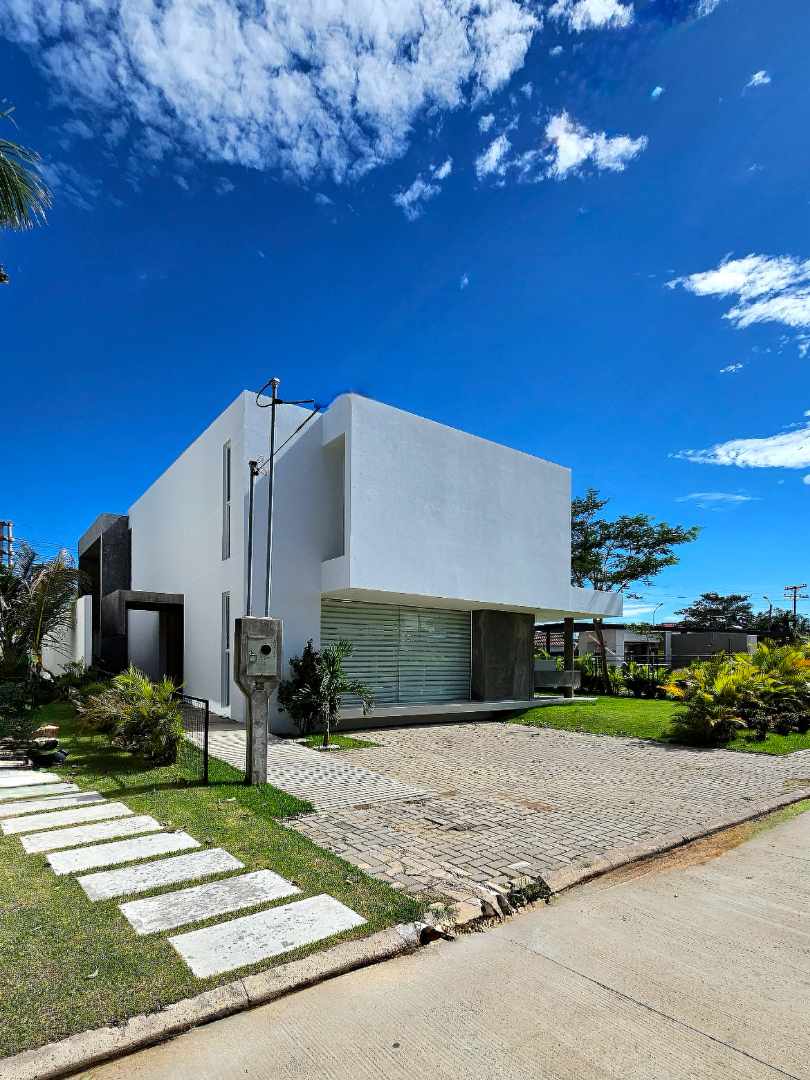 Casa en Alquiler𝗨𝗥𝗨𝗕𝗢
𝗖𝗼𝗻𝗱𝗼𝗺𝗶𝗻𝗶𝗼 