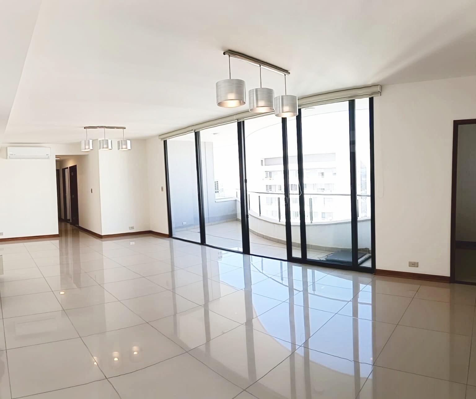 Departamento en Entre 2do y 3er anillo Norte en Santa Cruz de la Sierra 3 dormitorios 2 baños 1 parqueos Foto 1