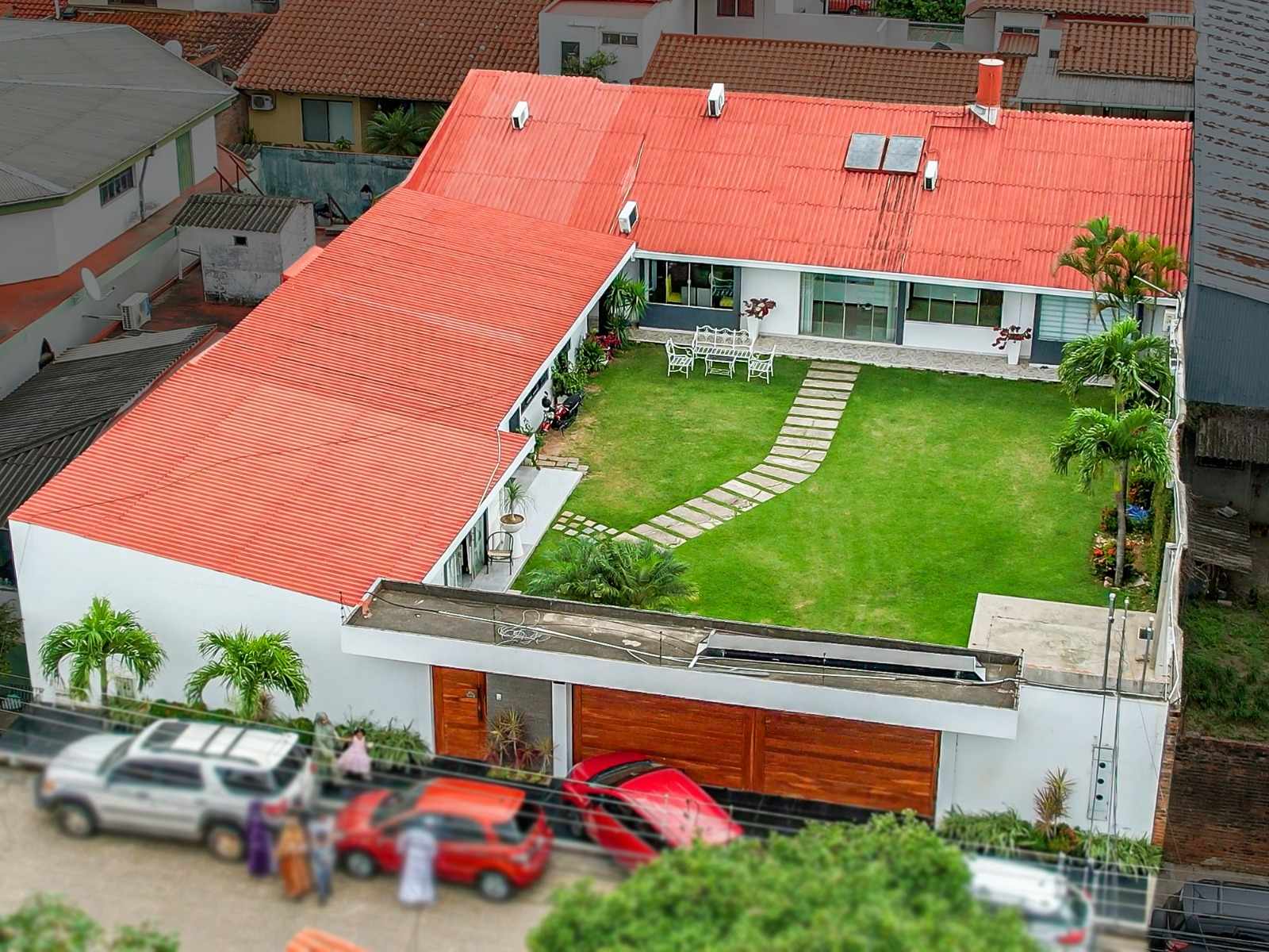 Casa en Entre 2do y 3er anillo Este en Santa Cruz de la Sierra 6 dormitorios 6 baños 8 parqueos Foto 9