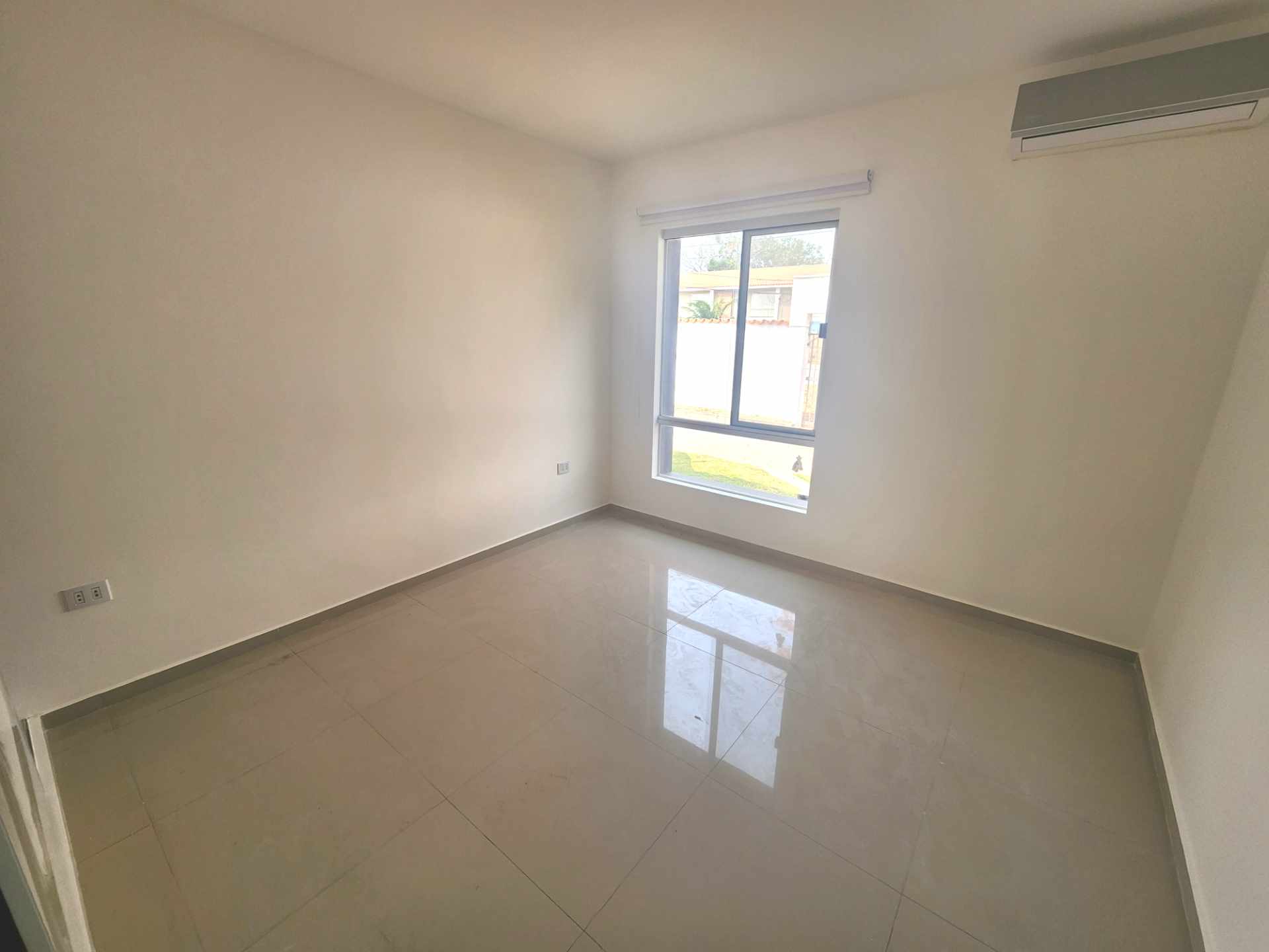 Casa en Entre 6to y 7mo anillo Oeste en Santa Cruz de la Sierra 3 dormitorios 2 baños 2 parqueos Foto 8