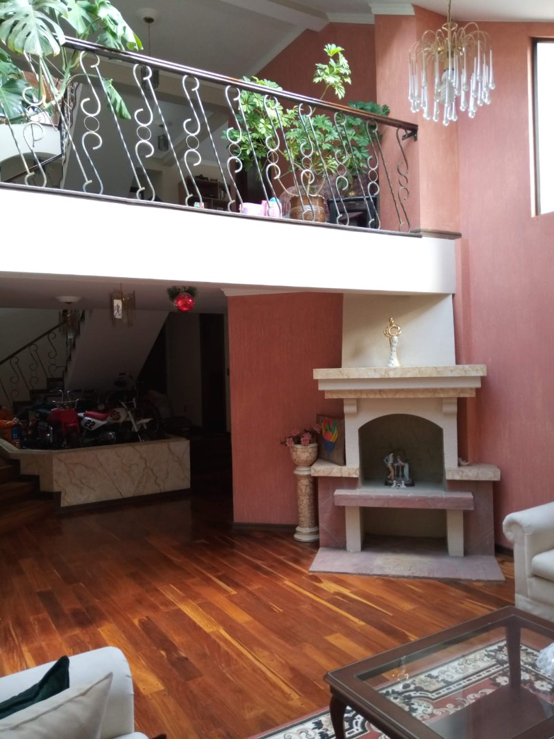 Casa en Venta‼️Compra está bella casa en Esquina de Achumani‼️ Sector la Barqueta. 4 dormitorios 5 baños 5 parqueos Foto 3