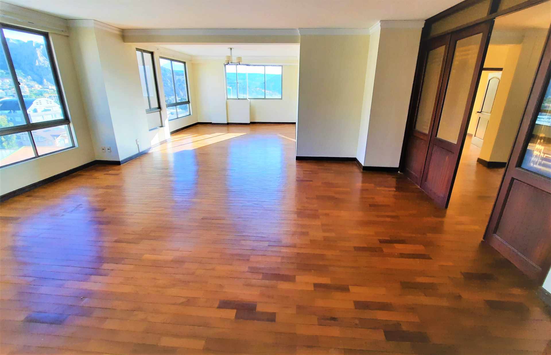 Departamento en Calacoto en La Paz 4 dormitorios 5 baños 2 parqueos Foto 1