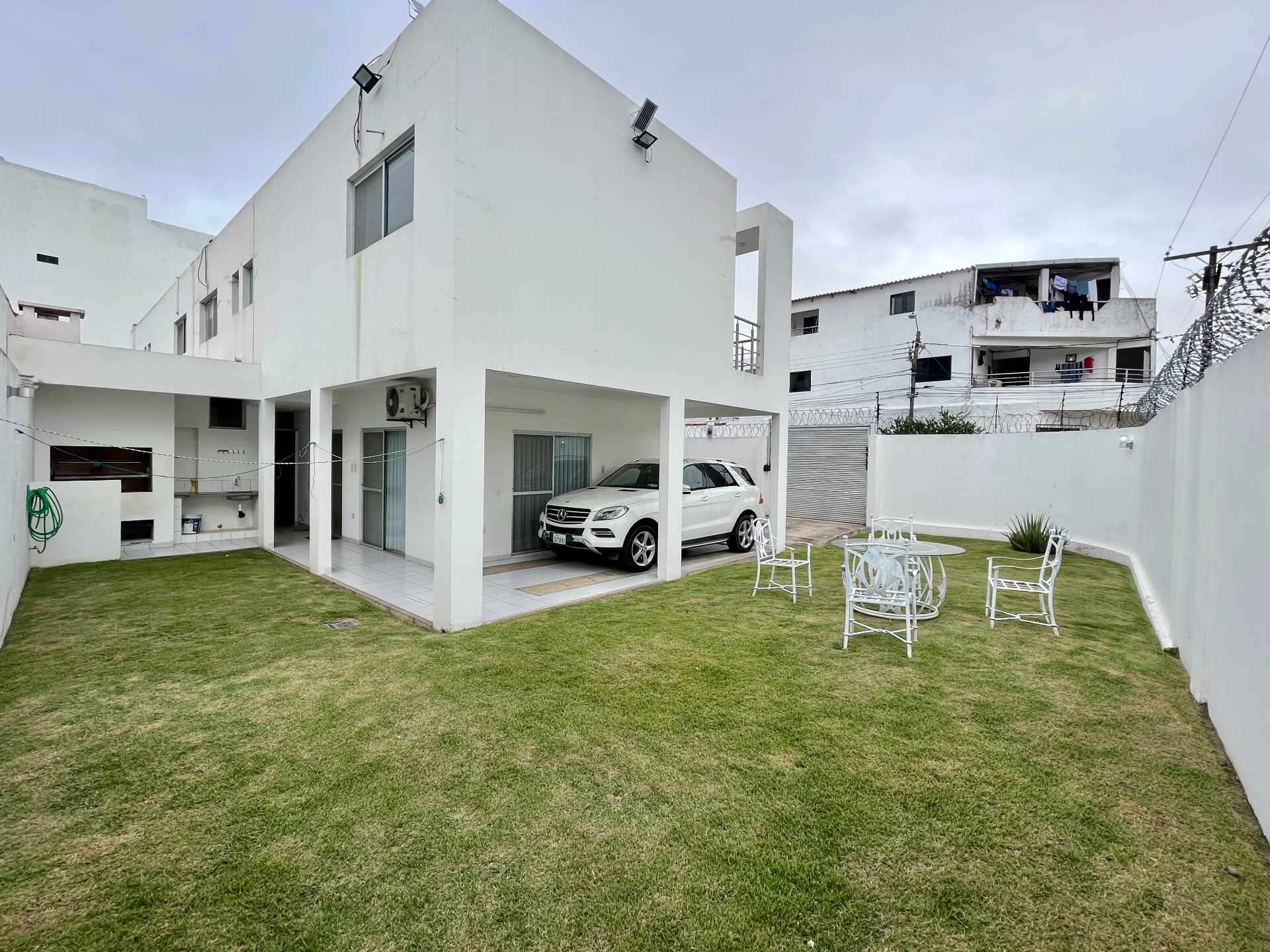 Casa en Entre 3er y 4to anillo Oeste en Santa Cruz de la Sierra 3 dormitorios 3 baños 2 parqueos Foto 3