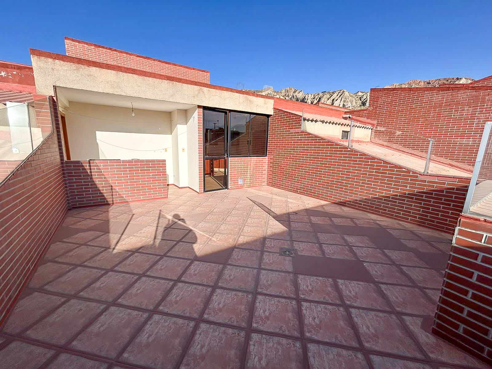 Departamento en AlquilerPENTHOUSE DE 3 DORMITORIOS EN ALQUILER CON TERRAZA PRIVADA EN LOS PINOS  3 dormitorios 4 baños 1 parqueos Foto 12