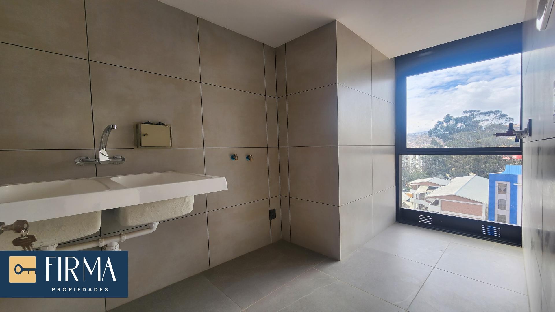 Departamento en VentaDEPARTAMENTO DE LUJO CON BALCONES EN OBRAJES 3 dormitorios 4 baños 1 parqueos Foto 7