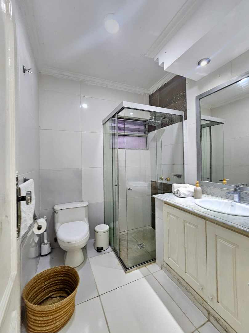 Casa en VentaZona Oeste
3er y 4to Anillo Av. PIRAÍ 
(Barrio Las Palmas) 4 dormitorios 4 baños 2 parqueos Foto 25