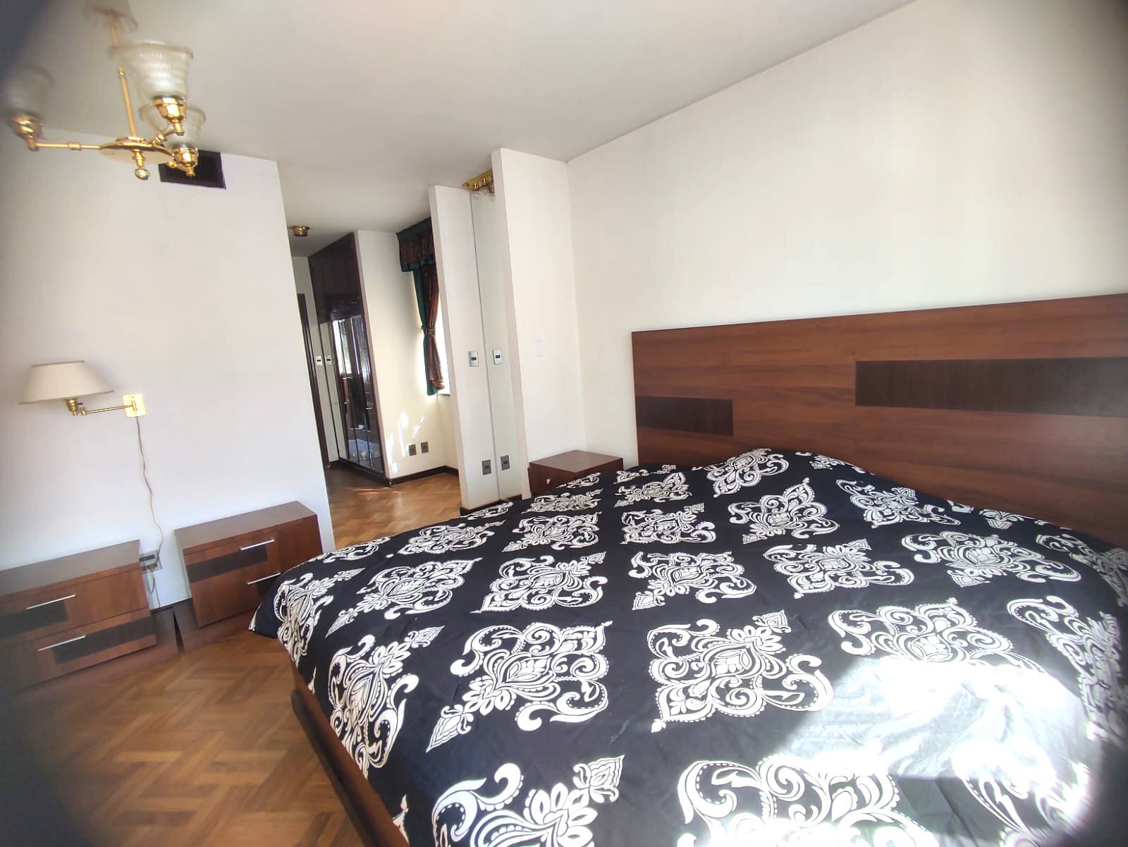 Departamento en VentaSan Jorge, Av. Arce esq. Gosalvez 4 dormitorios 6 baños 2 parqueos Foto 7