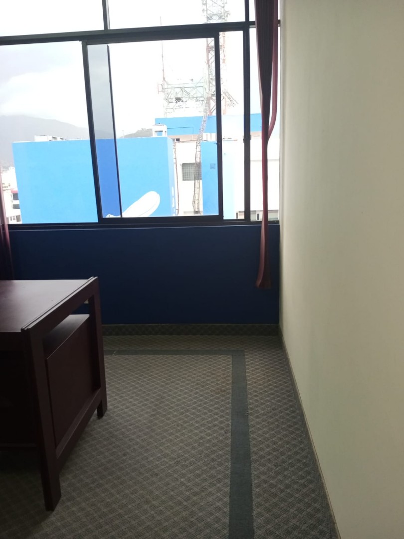 Oficina en Anticrético$US.10.000.- ANTICRETICO OFICINA + BAÑO SUP. 32M2 AV. AYACUCHO Y HEROINAS CORREO Foto 3