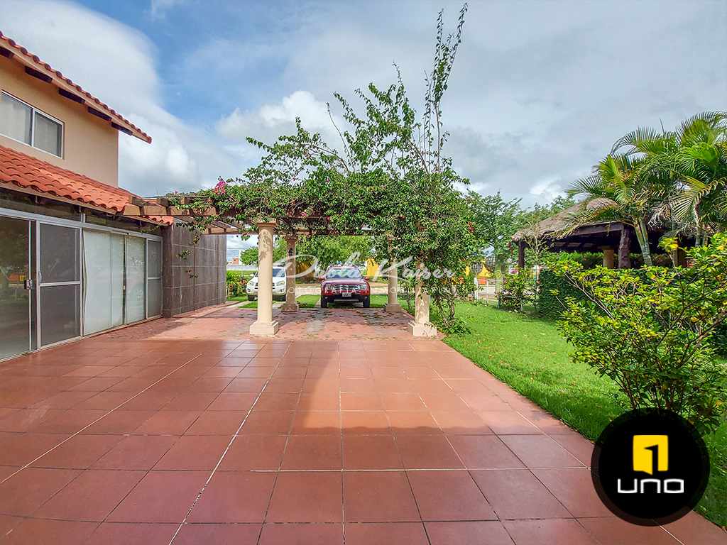 Casa en Urubó en Santa Cruz de la Sierra 3 dormitorios 4 baños 6 parqueos Foto 2