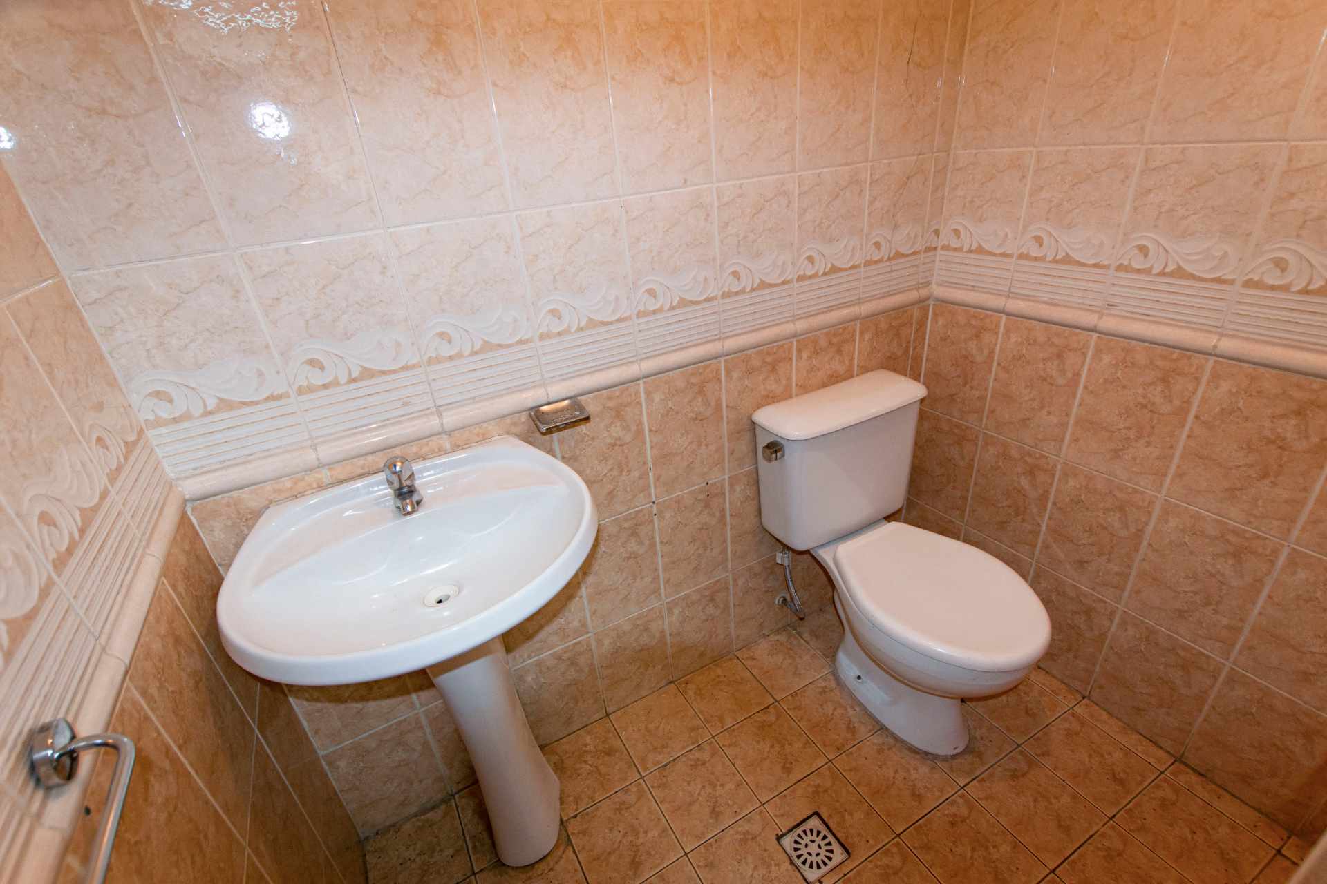 Local comercial en AlquilerAv. Ballivian, Prado - Edif. Torres del Sol - Centro - Cochabamba  2 baños  Foto 7