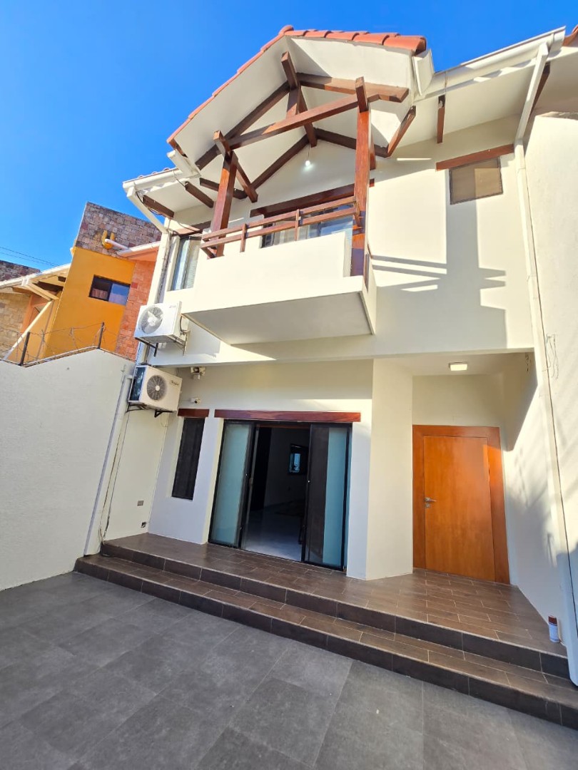 Departamento Casa en Alquiler – Zona Estratégica (Entre 4° y 5° Anillo, Av. Banzer, Plan 12 Hamacas) Foto 1