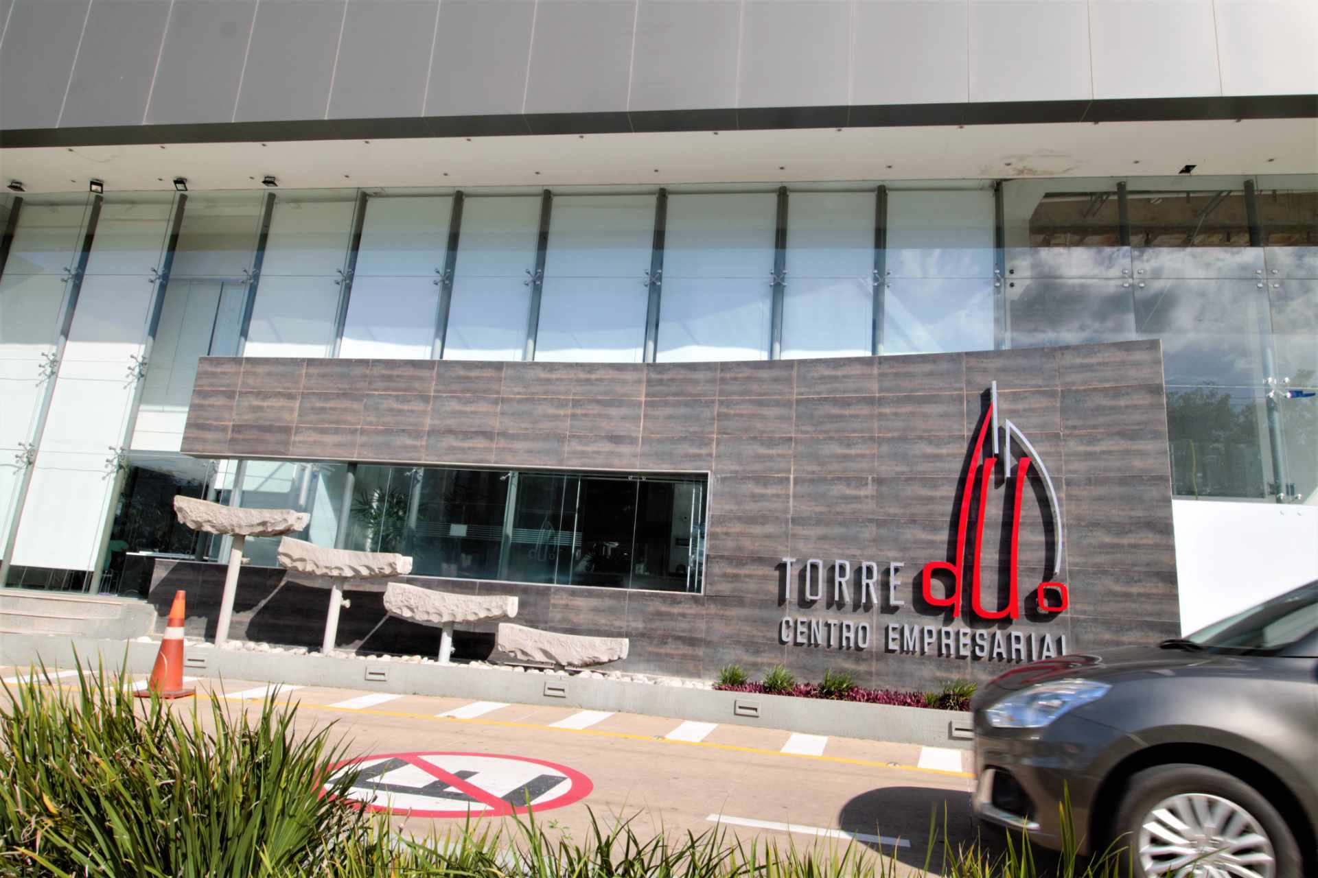 Oficina en Equipetrol en Santa Cruz de la Sierra 3 dormitorios 1 baños 2 parqueos Foto 5