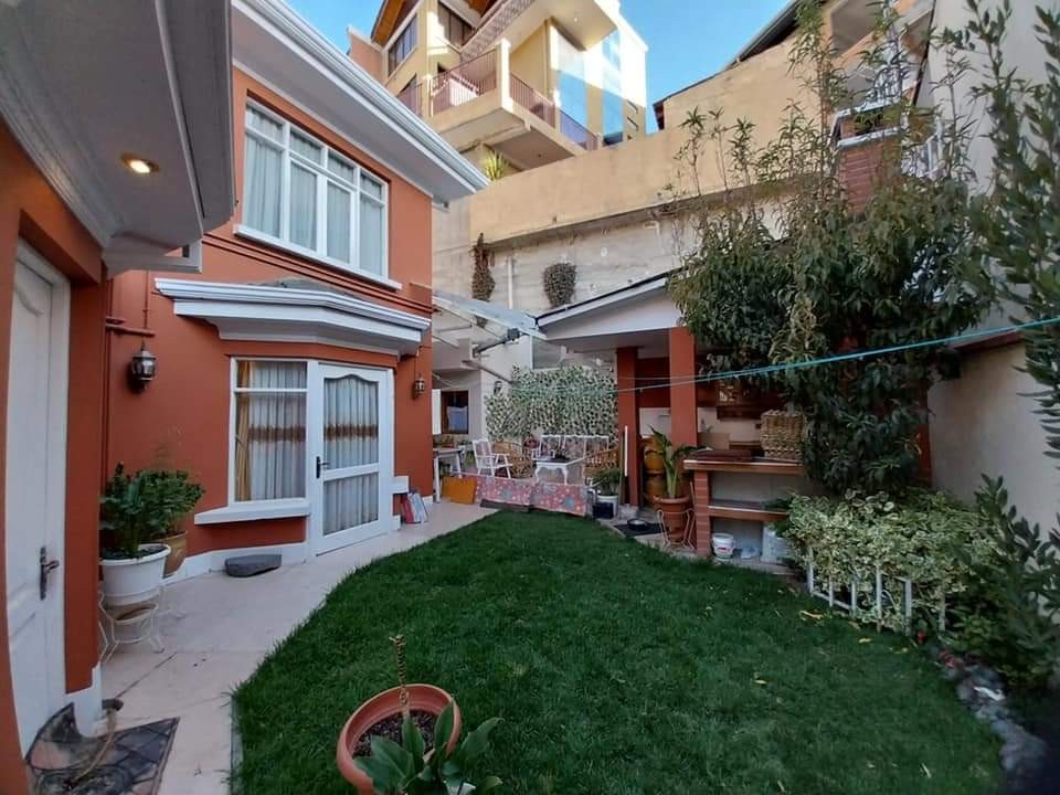 Casa en VentaZona sur de la ciudad, en Achumani sobre la Av del Aviador, a la altura de la calle 16. Atrás del supermercado Ketal Foto 16