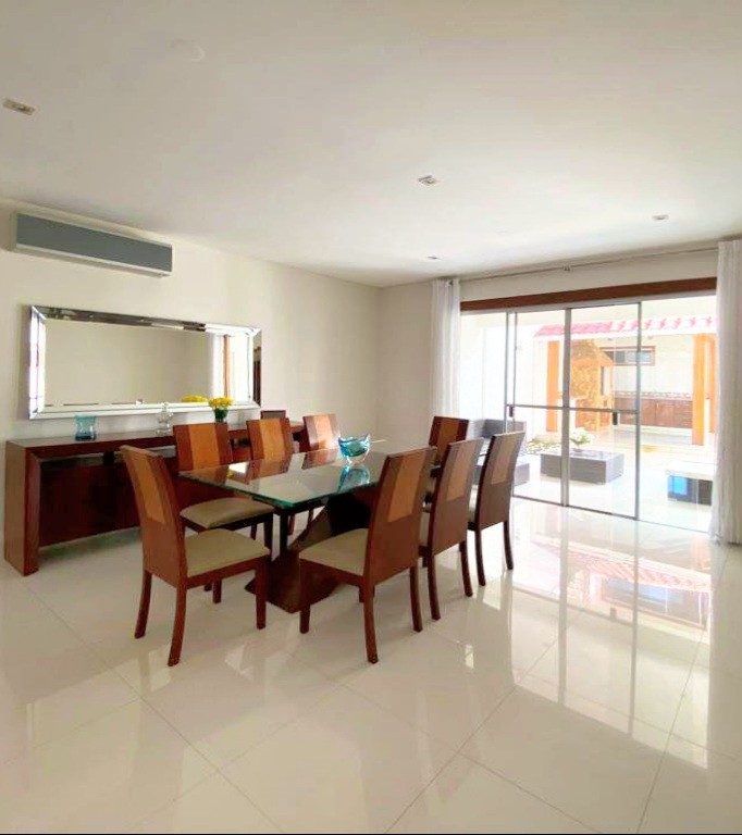 Casa en AnticréticoANTICRETICO
Zona Norte
Av. Alemana 2do y 3er anillo 4 dormitorios 4 baños 4 parqueos Foto 26