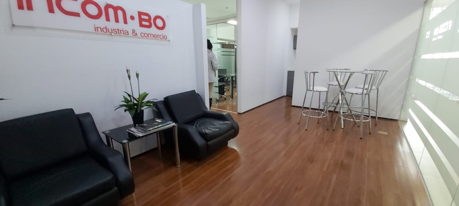 Oficina en AlquilerEDIFICIO SPAZIO, se encuentra en la zona Norte, por  la Av. Beni entre el 2do y 3er. anillo. 5 dormitorios 2 baños  Foto 5