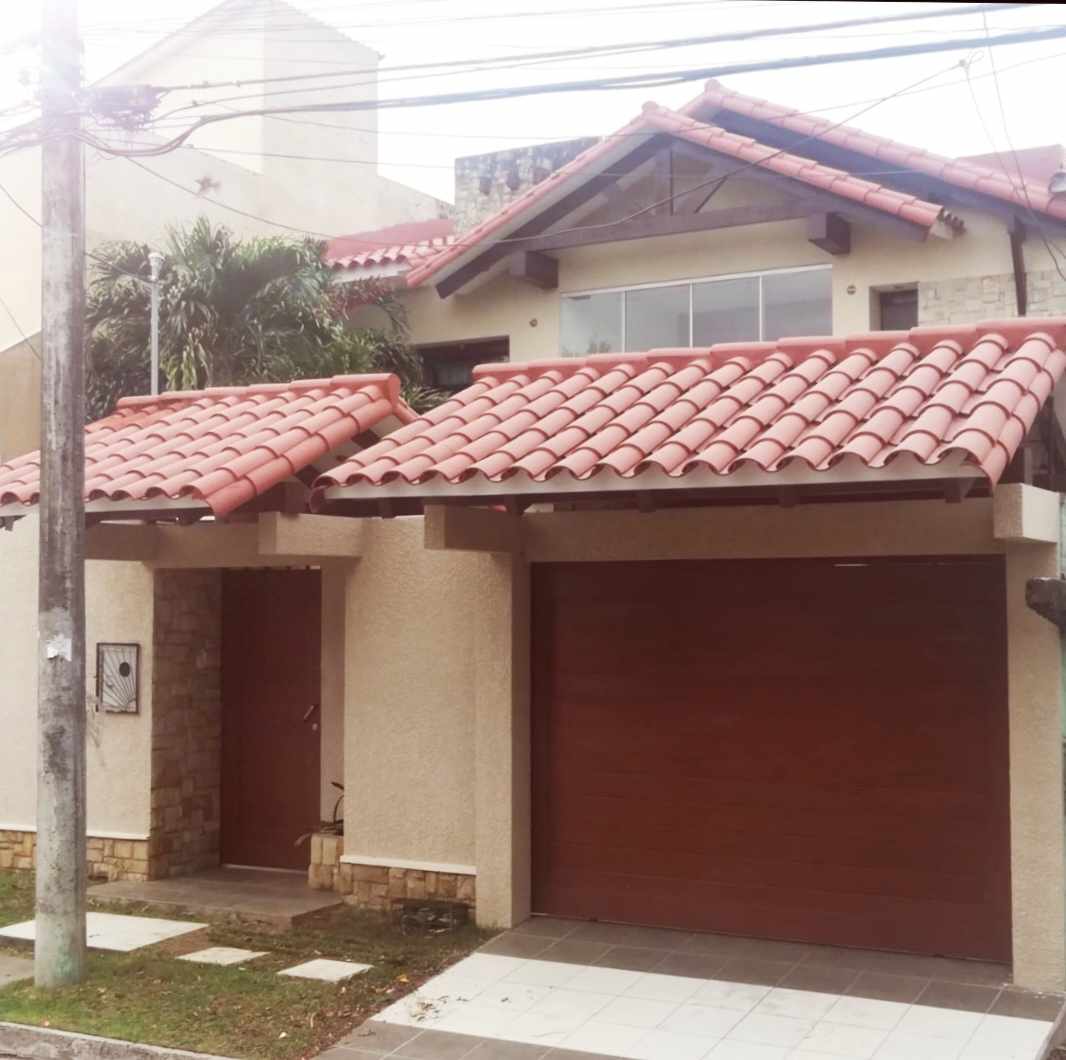 Casa en VentaEN VENTA 345. 300 $ o ALQUILER 1500$us
Av. Centenario 3 y 4 anillo. 
Linda Casa Amplia, Cómoda y Céntrica. 
Cerca de Universidades y Colegios.  5 dormitorios 4 baños 2 parqueos Foto 1