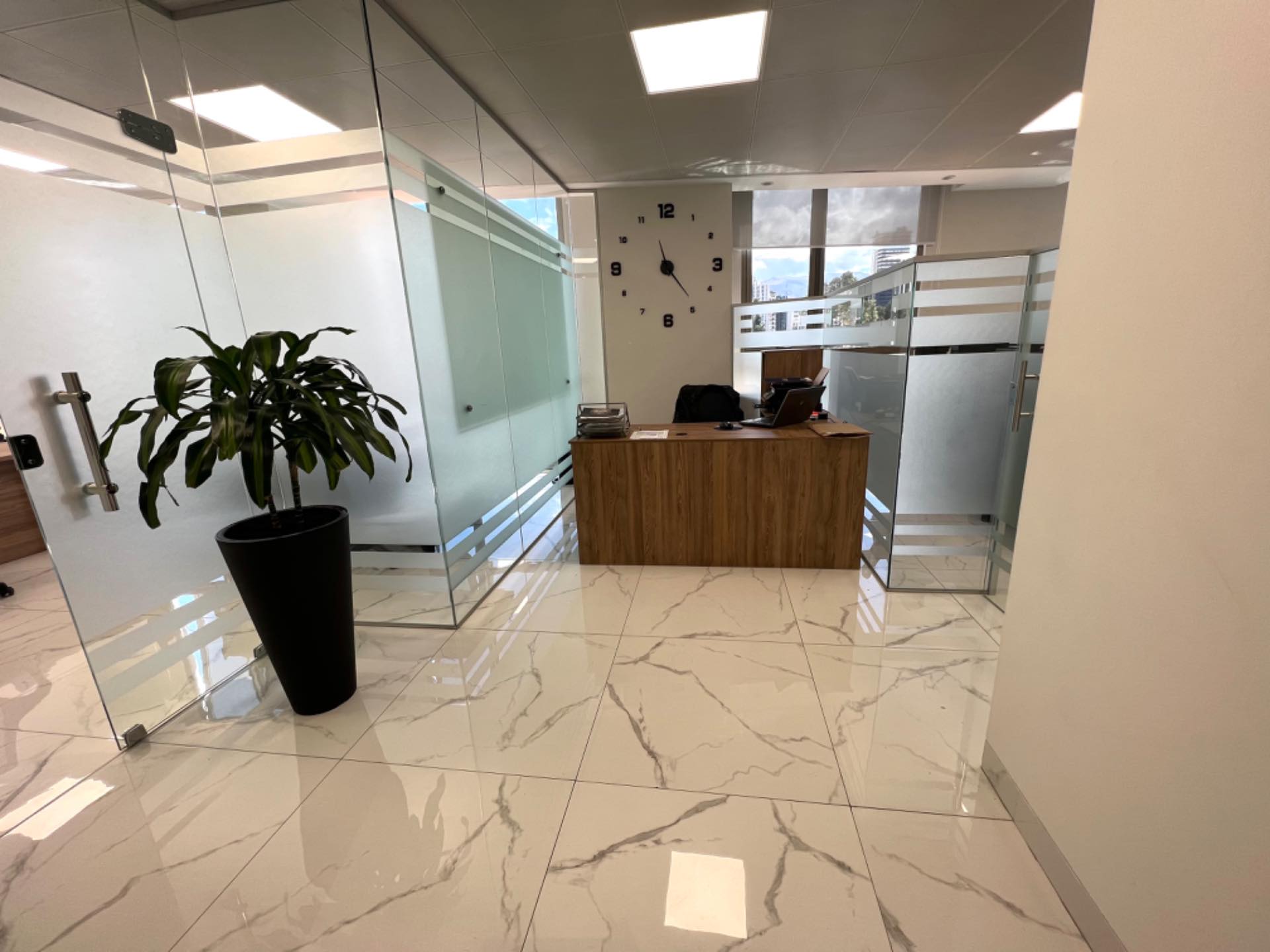 Oficina en Calacoto en La Paz 2 dormitorios 2 baños  Foto 10